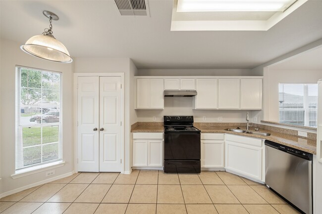 Photo - 305 Golden Oak Dr