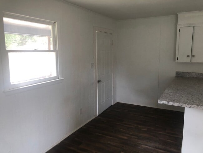 Photo - 1361 Lymon Reece Rd Unidad 1361 Lymon Reece Rd -  B