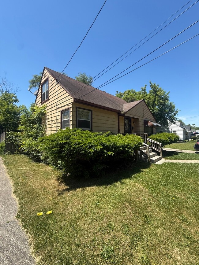 Photo - 2625 Seneca St