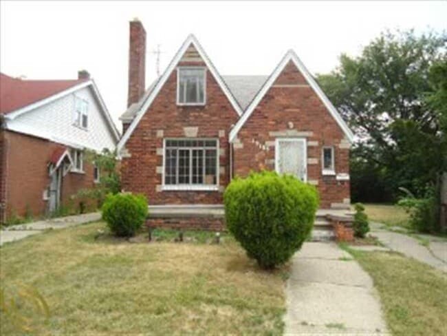 Building Photo - $1,200 - Large East Side 3 Bedroom