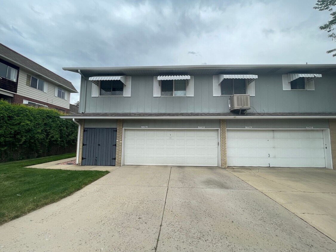 Cozy 2 bedroom/2bath townhome with small y... - Cozy 2 bedroom/2bath townhome with small y...
