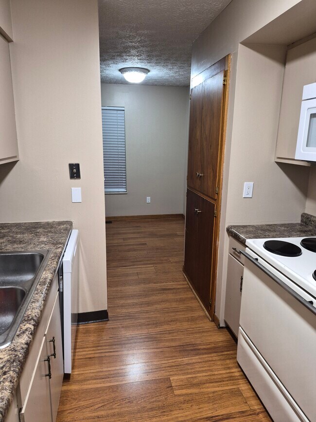 Photo - 466 Heritage Cir