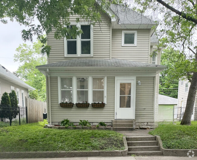 Building Photo - 874 Howell St N Rental
