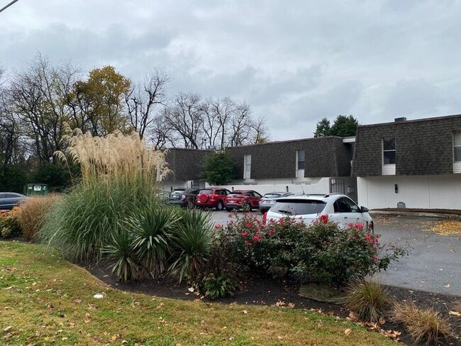 Photo - Large 2 Bed 2.5 Bath Apt in Green Hills - ...