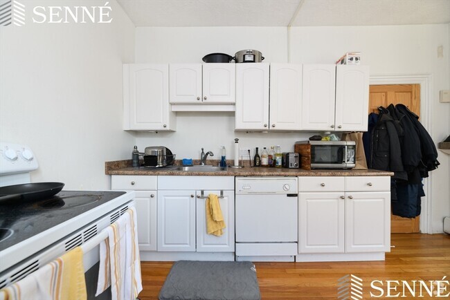 Building Photo - 402 Putnam Ave Unit 1 Rental