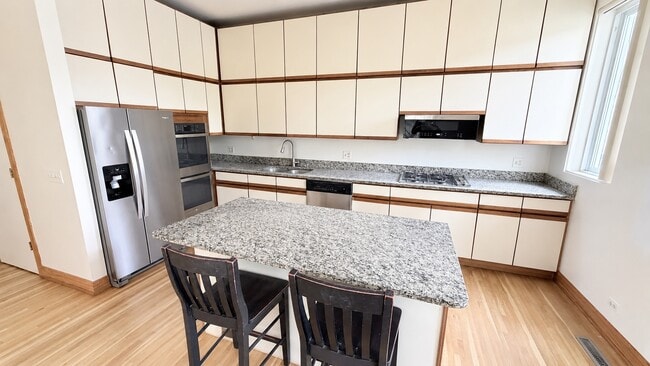 Photo - 534 W Dickens Ave