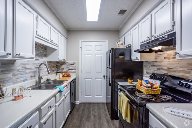 1BR, 1BA - 720SF - Kitchen