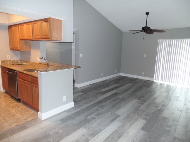 Photo - 5612 Rock Island Rd Unidad 151