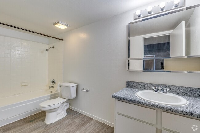 1 ABR, 1 BA (Carson renovated) - 600 SF