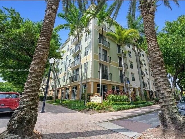 Building Photo - 1919 Van Buren St Unit 609