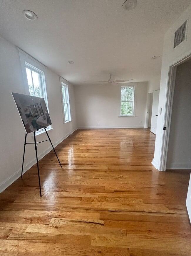 304 E 5th St