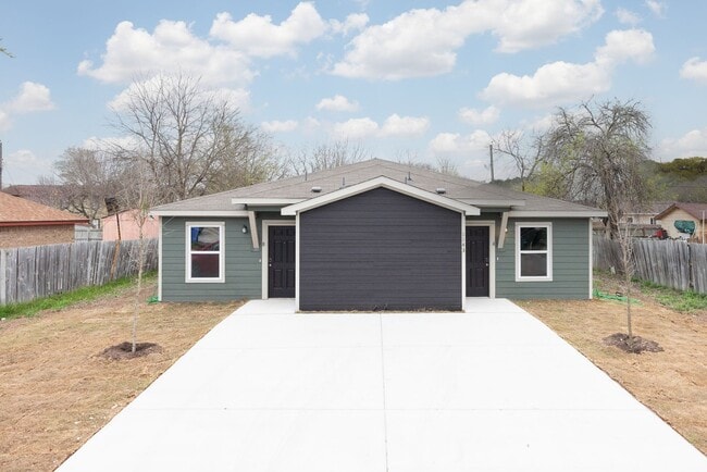 Building Photo - Spacious 3-Bedroom Home with Hardwood Floors & Modern Finishes in Seguin