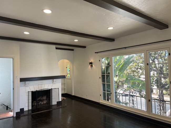 Large living room with fire place floor to ceiling windows - 1614 Cimarron St Apartamentos Unidad 1614