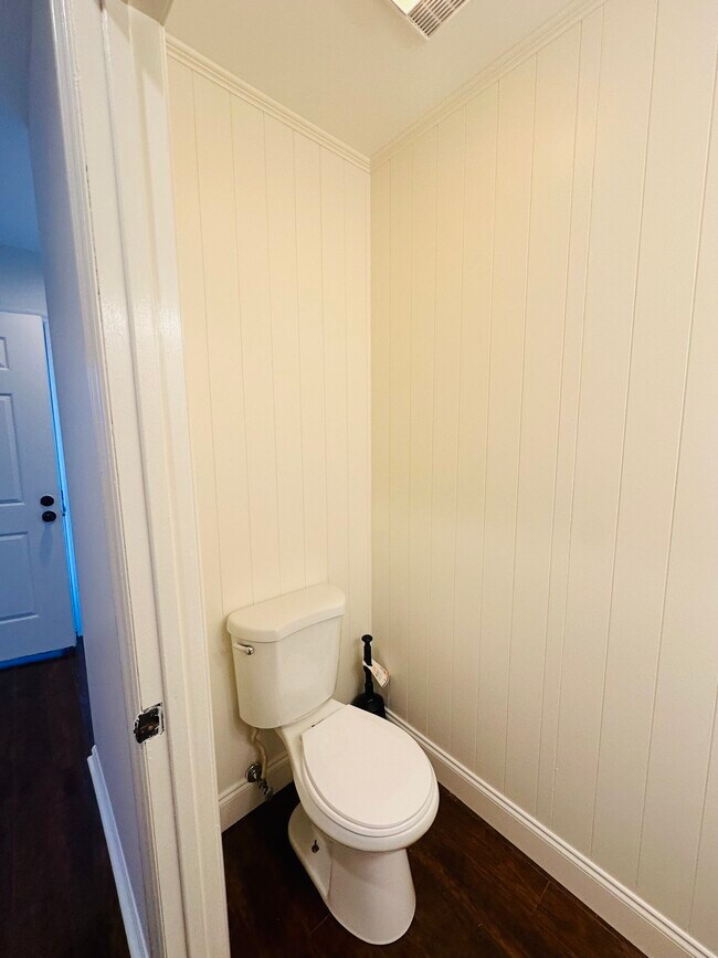 Half bath main level - 703 Idlewood Ln