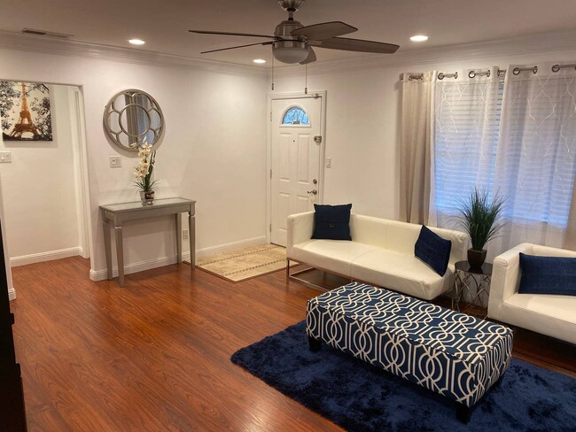 Living room - 1071 Shamrock Dr House Unit Main