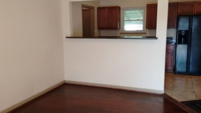 Photo - 724 W Ave E