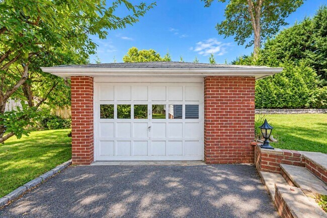 152 Nassau Dr
