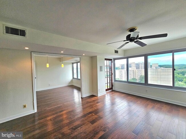 Building Photo - 5340 Holmes Run Pkwy Unit 1410 Rental