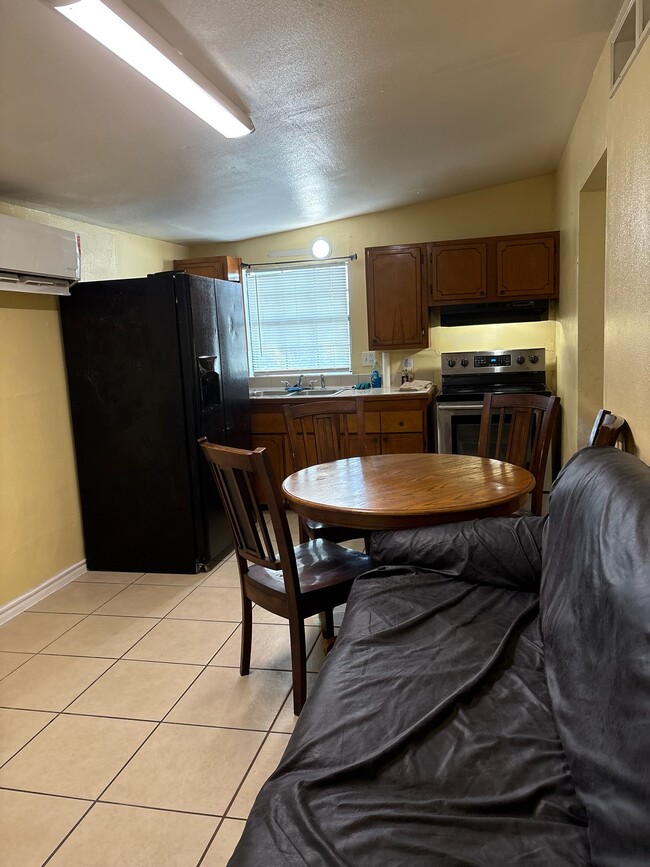 Cocina y comedor - 134 Roberts St Unidad 201