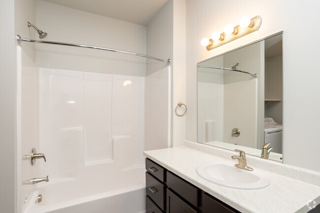 1BR, 1BA - 860SF - Bathroom