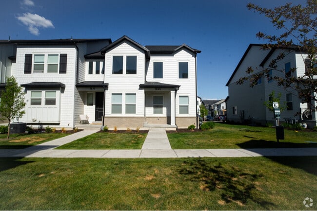Building Photo - 1365 N 3740 W Rental