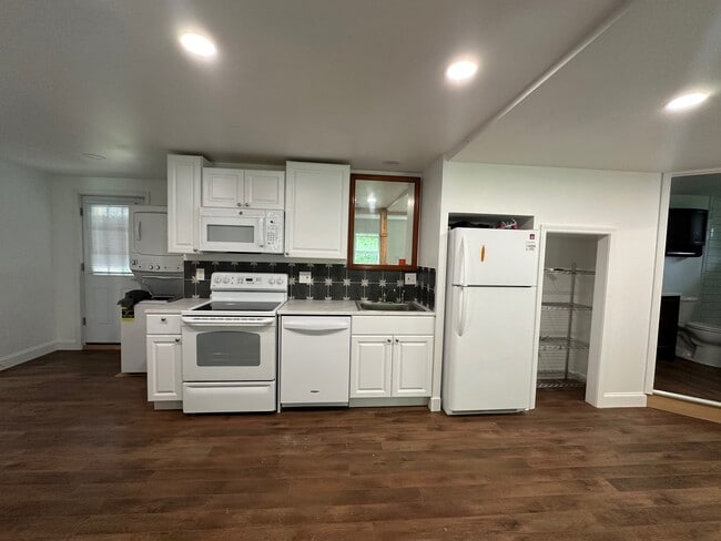 Kitchen - showing private entrance - 108 Franklin St Unit #1