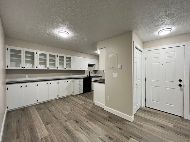 Photo - Contemporary 2 Bedroom / 1 Bath in Charmin... Unidad 10