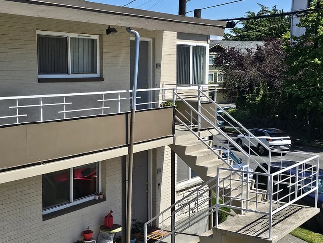 Building Photo - 400 NE 65th St Rental