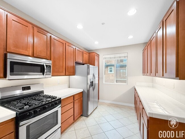 Building Photo - Beautiful 4B/4BA Home w/ Canyon Views & Great Layout!