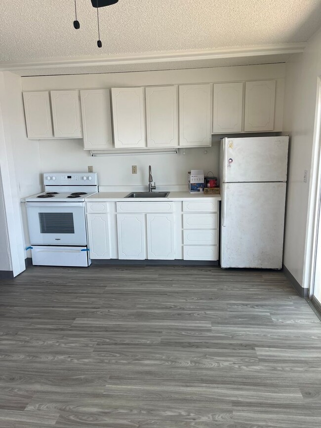 Building Photo - Corner 1 bedroom unit