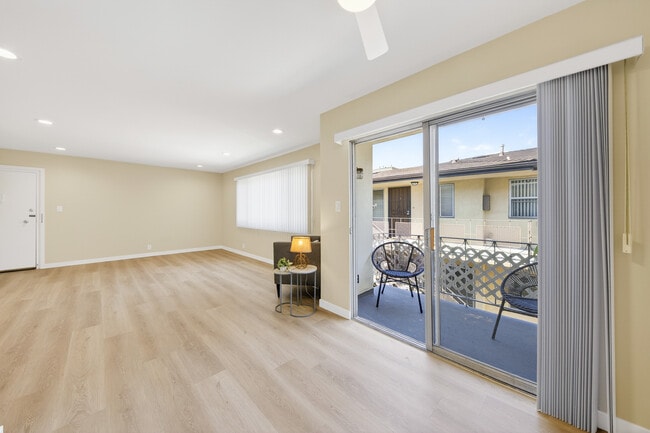 Open plan living - Monroe Manor