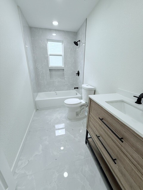 Photo - 113 E 44th St