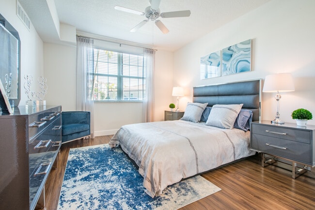 Bedroom with hard surface flooring - Avalon Miramar