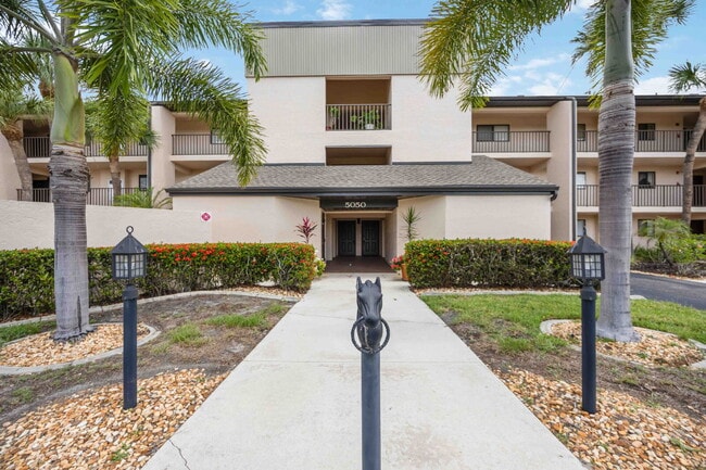 Building Photo - "Luxurious 2-Bed, 2-Bath Furnished Condo in the Halyard Club" Unit 1B