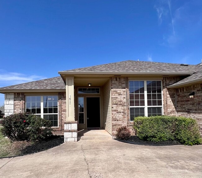 Photo - Beautiful home in Heatherwood addition in Moore!