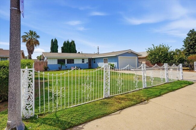 858 Ashfield Ave