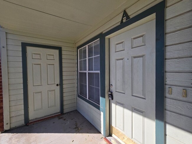 Photo - RENT REDUCTION - AVAILABLE NOW! Unidad 3407 Hereford Lane - A