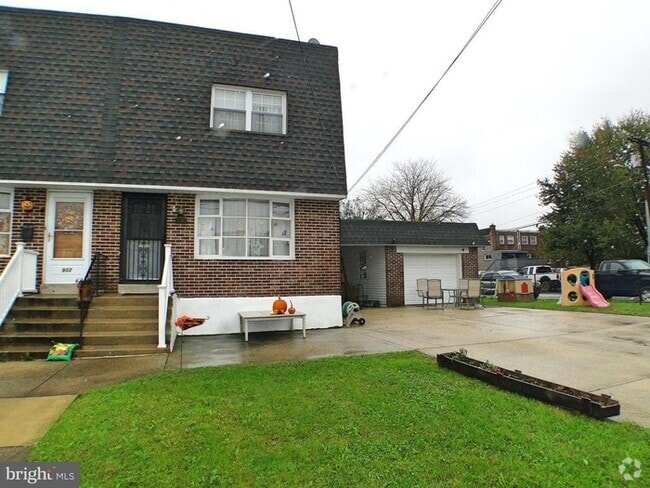 Building Photo - Charming space with parking galore Rental