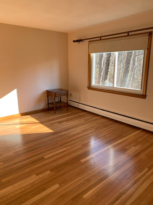 Building Photo - 96 Lionel Ave Unit F Rental