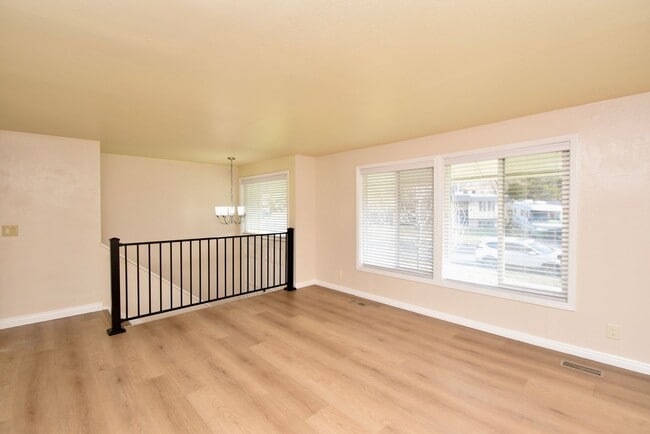 Photo - Spacious 5 Bedroom 3 Bathroom Home in Sandy!