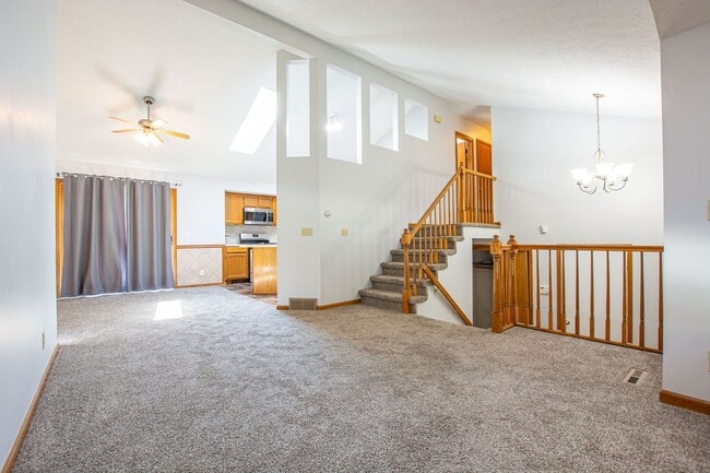 Building Photo - Unique 3 Bedroom / 2 Bath with Washer/Drye... Rental