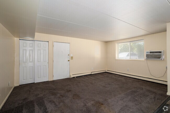 2BR, 1BA - 950SF - Living Room - Pennsbury Woods