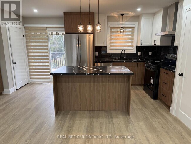 Photo - 294 Burlington Crescent