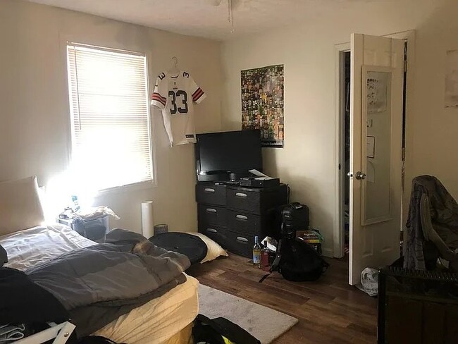 Photo - 207 E 2nd St