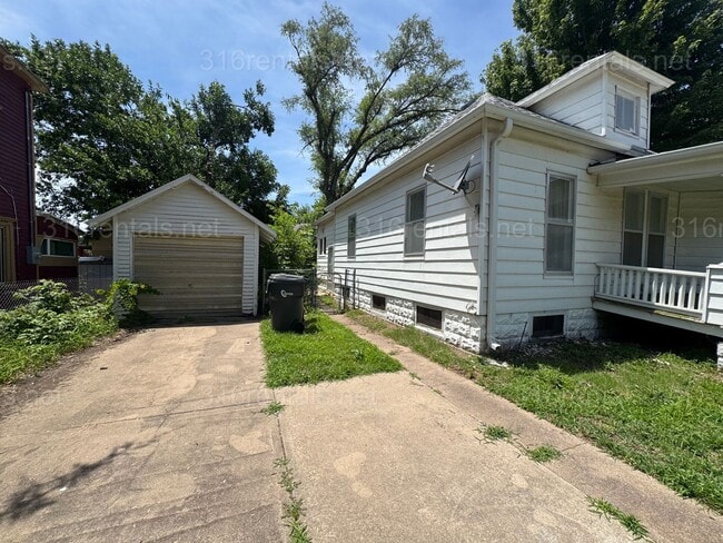 Building Photo - $899 - 2 bed 1 bath - Single Family Home