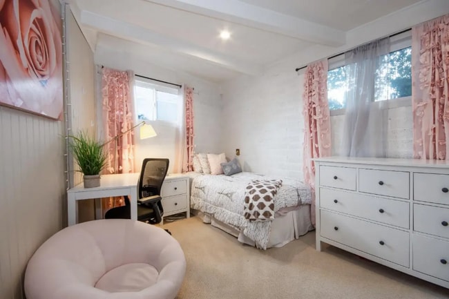 Photo - 340 Jarvis Ct