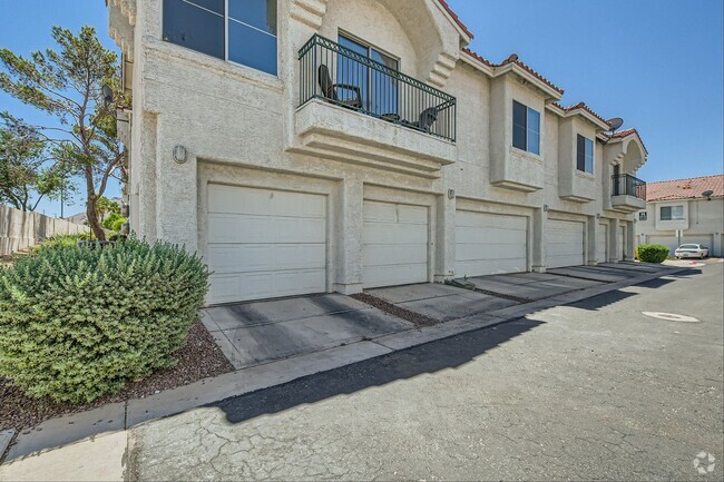 Building Photo - 2 Bedroom Townhouse Style Condo in Gated C... Unit 112