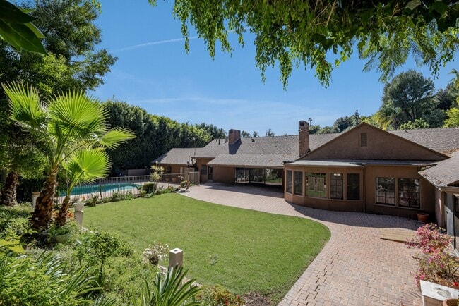 Photo - 1110 Sutton Way