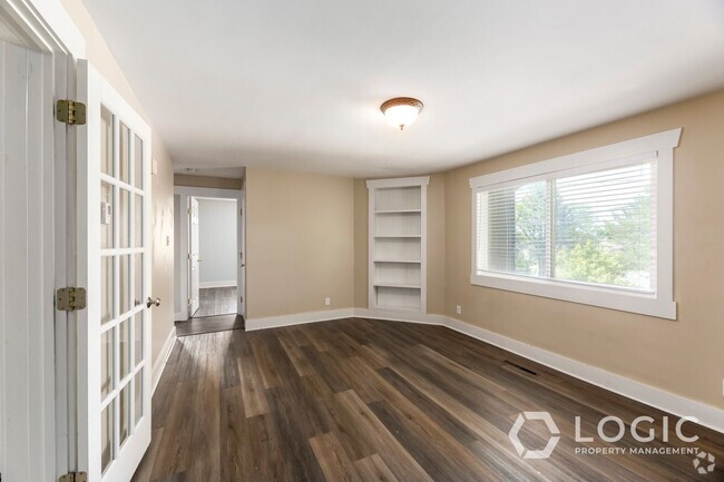 Building Photo - Great Condo in Prime Location! $200 off fi... Unit 35