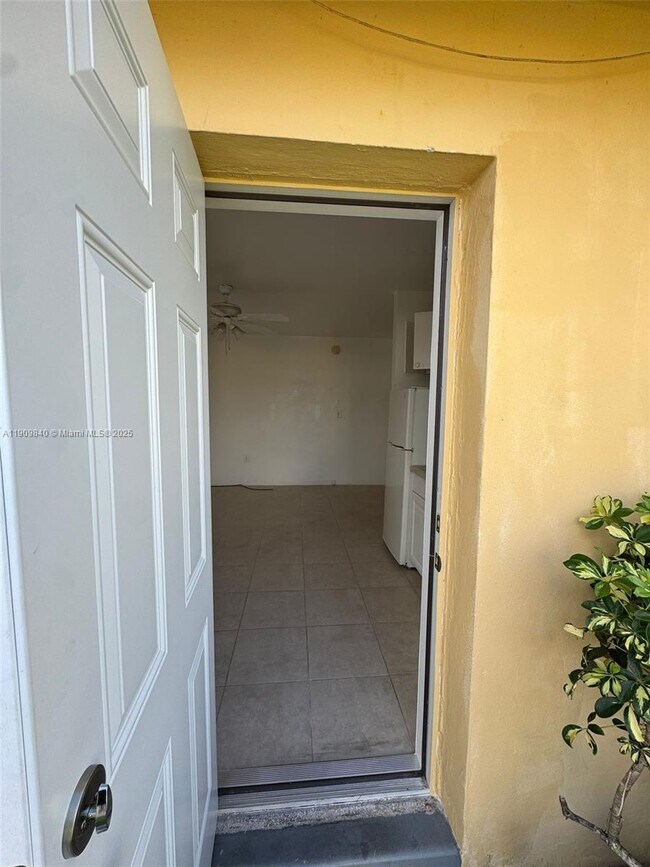 Photo - 16200 NE 19th Pl Unidad 12